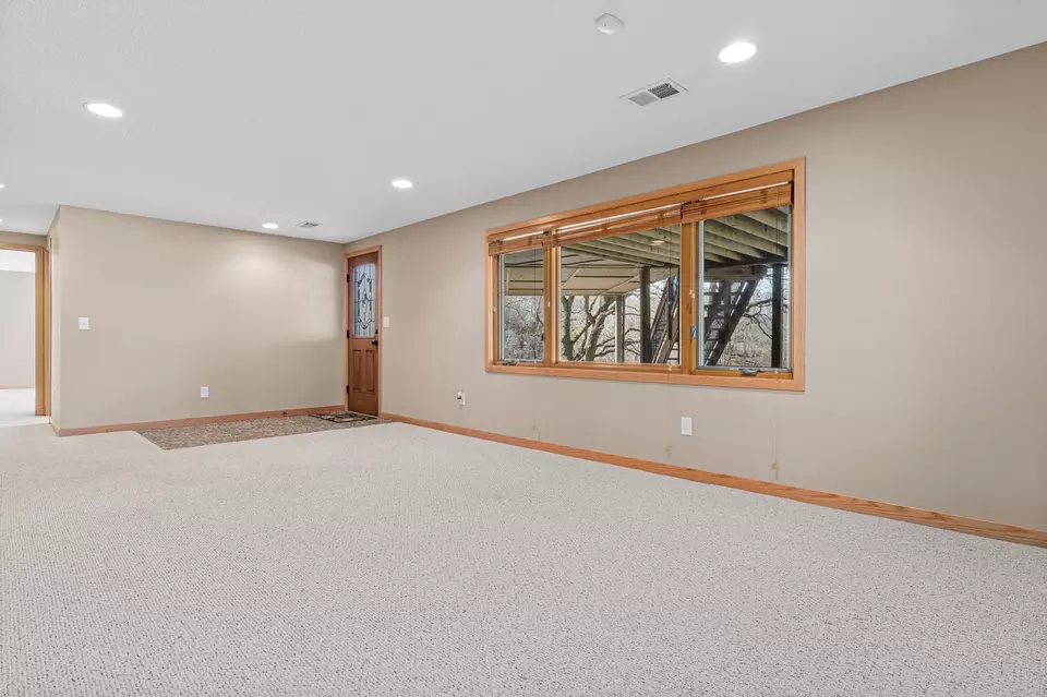 Living - 10081 Barnes Ave, Inver Grove Heights, MN 55077 photo 8 of 9