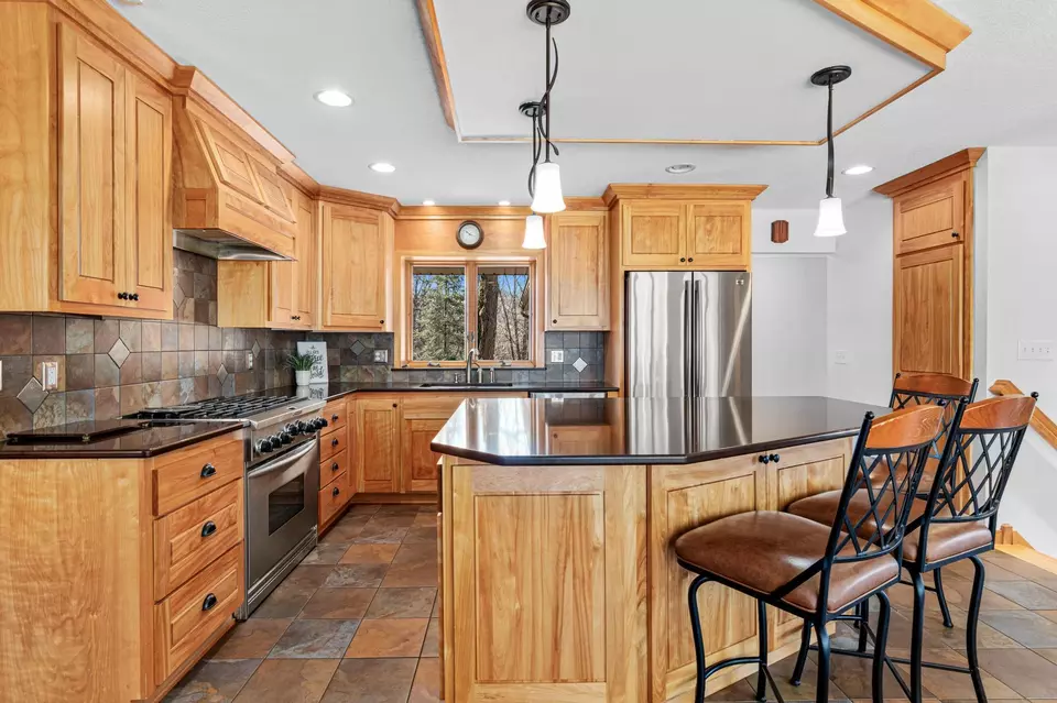 Kitchen - 10081 Barnes Ave, Inver Grove Heights, MN 55077 photo 6 of 7