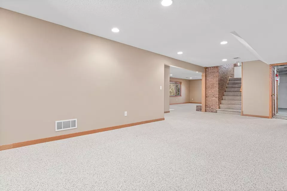 Living - 10081 Barnes Ave, Inver Grove Heights, MN 55077 photo 9 of 9