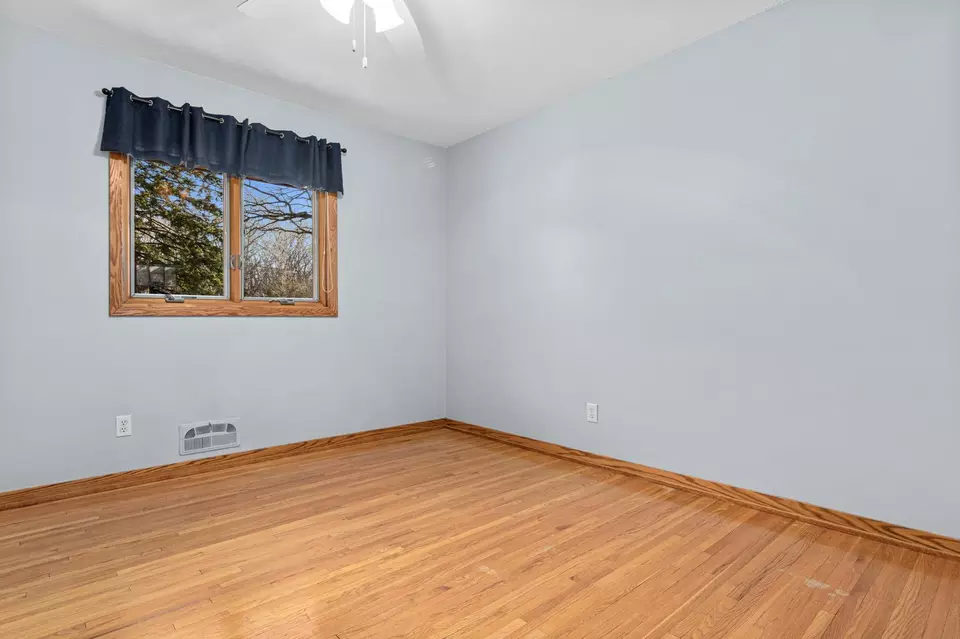 Bedroom - 10081 Barnes Ave, Inver Grove Heights, MN 55077 photo 6 of 10