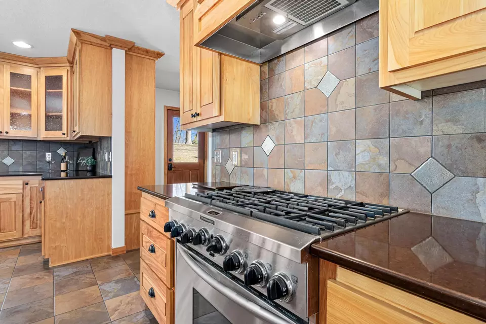 Kitchen - 10081 Barnes Ave, Inver Grove Heights, MN 55077 photo 7 of 7