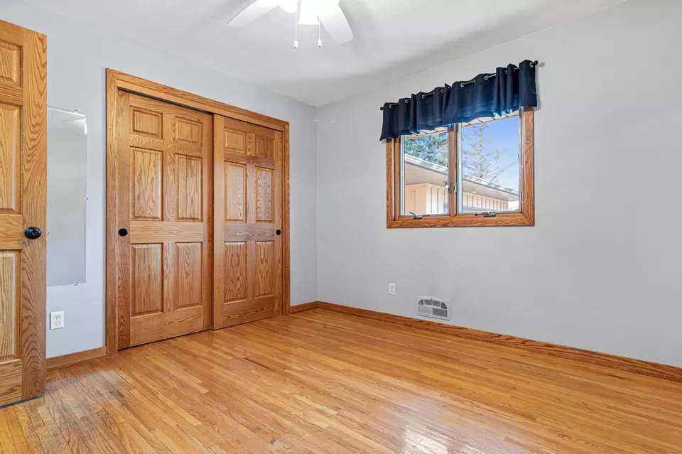 Bedroom - 10081 Barnes Ave, Inver Grove Heights, MN 55077 photo 5 of 10