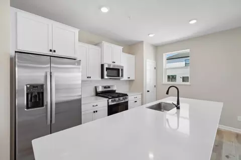 10285 Birchwood Cir, Chaska, MN 55318