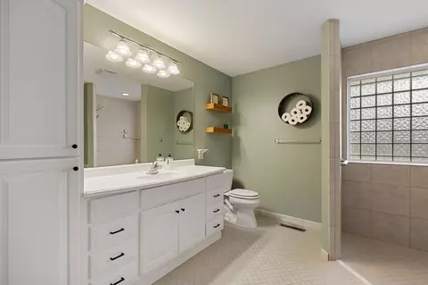 Bath - 1206 Southview Ln, Albert Lea, MN 56007 photo 1 of 3