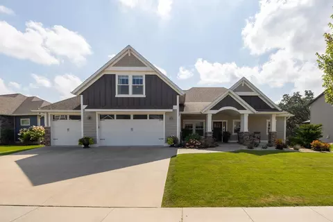 3008 Stone Park Dr NE, Rochester, MN 55906