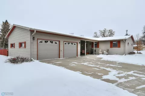 1019 Lilac Ave, Oakes, ND 58474 photo 2