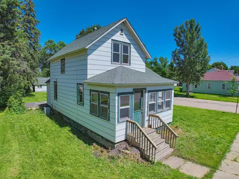 111 E 8th St, Morris, MN 56267
