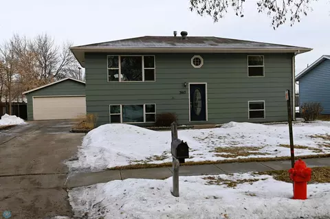 3017 Madison Ave N, Fargo, ND 58102