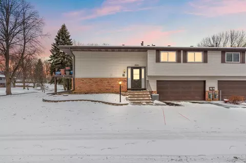 3700 Garden Ct N, Oakdale, MN 55128