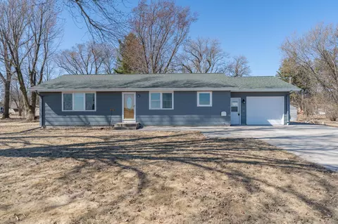 375 E Woodlawn St, Le Center, MN 56057