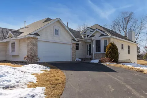 16265 Crystal Hills Dr, Lakeville, MN 55044