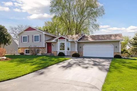 338 Jesse James Ln, Mahtomedi, MN 55115