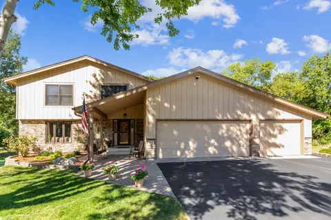 9818 Squire Ln, Eden Prairie, MN 55347