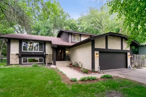 10286 Laurel Dr, Eden Prairie, MN 55347