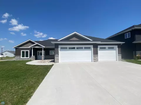 1579 Claire Dr S, Fargo, ND 58104