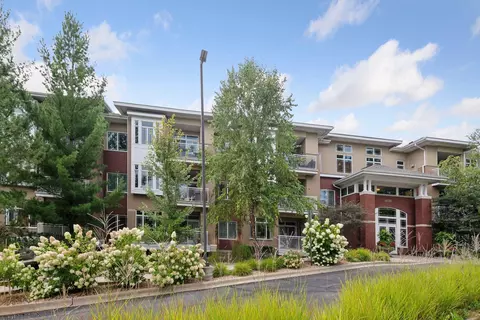 408 Parkers Lake Rd #301, Wayzata, MN 55391