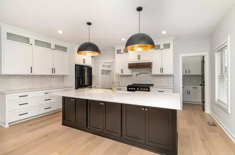 5112 Woodland Rd, Mound, MN 55364