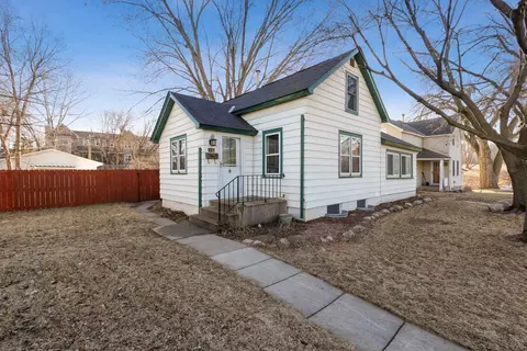 115 S Cedar St, Chaska, MN 55318