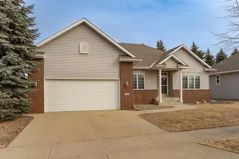 2886 Viola Heights Dr NE, Rochester, MN 55906