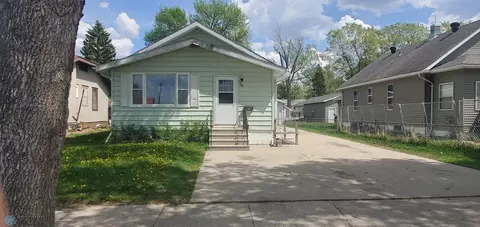 326 24th St S, Fargo, ND 58103