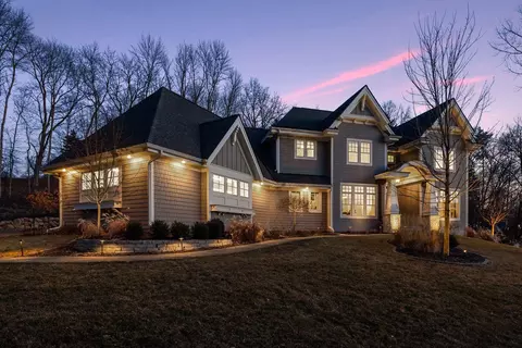 1090 Heritage Ln, Wayzata, MN 55391