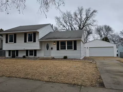1911 37th St NW, Rochester, MN 55901