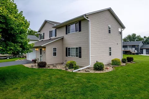 215 Dale Cir, Green Isle, MN 55338