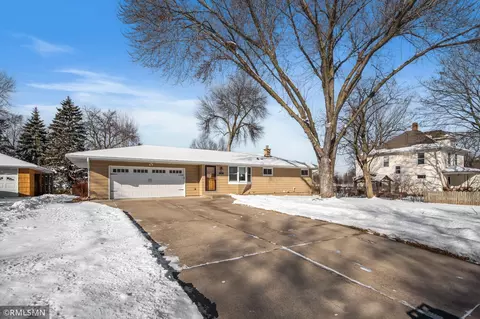 2741 Woodbridge St, Roseville, MN 55113