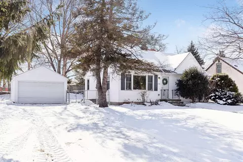 1126 Laurie Rd W, Roseville, MN 55113