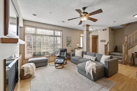 6733 Flycatcher Ln #1090, Apple Valley, MN 55124