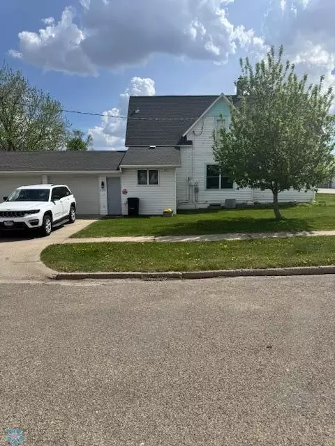 102 3rd St E, Finley, ND 58230