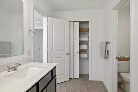 Bath - 4905 Avery Ct, Eagan, MN 55123 photo 2 of 4