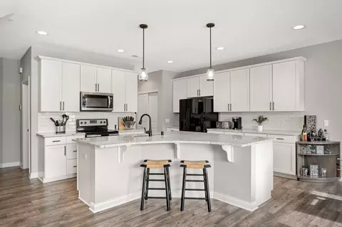 729 Maggie Way, Chanhassen, MN 55317