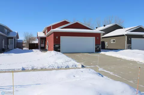 409 5th St E, Horace, ND 58047