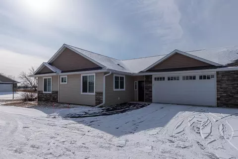 3076 Prairie Rose Dr, Mankato, MN 56001