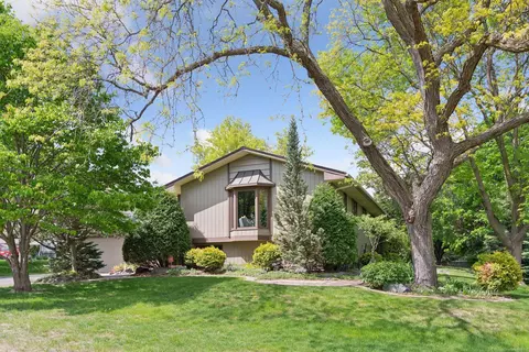 4500 Heathbrooke Cir, Golden Valley, MN 55422