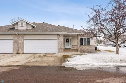 2441 Madison Square Dr S, Fargo, ND 58104