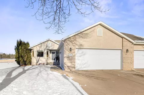 1221 Golfview Ct NW, Hutchinson, MN 55350