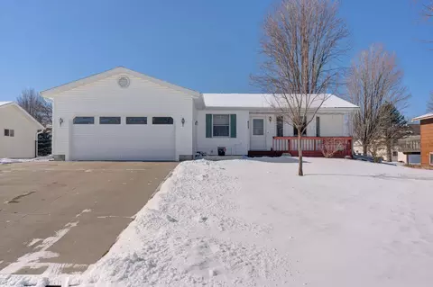 607 12th Ave NW, Kasson, MN 55944