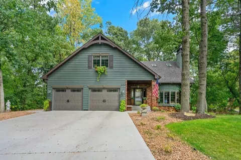 230 Wildwood Bay Dr, Mahtomedi, MN 55115