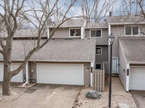 9104 Neill Lake Rd, Eden Prairie, MN 55347