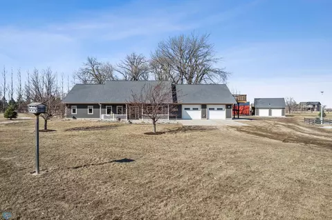 15938 Bison View St, Kindred, ND 58051