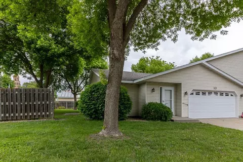10 E Ottawa St, Le Center, MN 56057