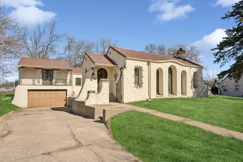 4322 Shoreline Dr, Robbinsdale, MN 55422