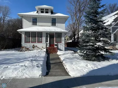 1009 S 8th St S, Fargo, ND 58103