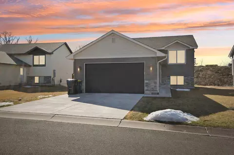 8885 Parkview Cir, Chisago City, MN 55013