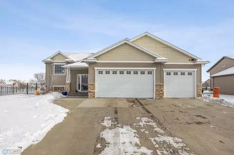 4108 55th St S, Fargo, ND 58104
