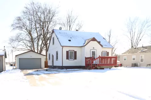 305 E Sharon St, Le Center, MN 56057