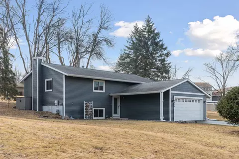 8675 Windward Cir, Eden Prairie, MN 55344