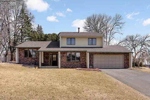 8039 Dakota Ln, Chanhassen, MN 55317